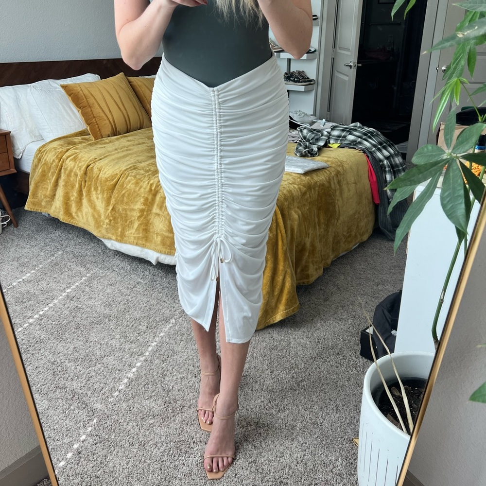 BNWT White high-waisted ruched midi skirt